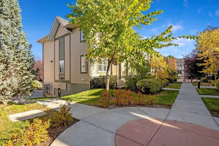Property Photo:  1014 McKenzie Towne Villas SE  AB T2Z 1E4 