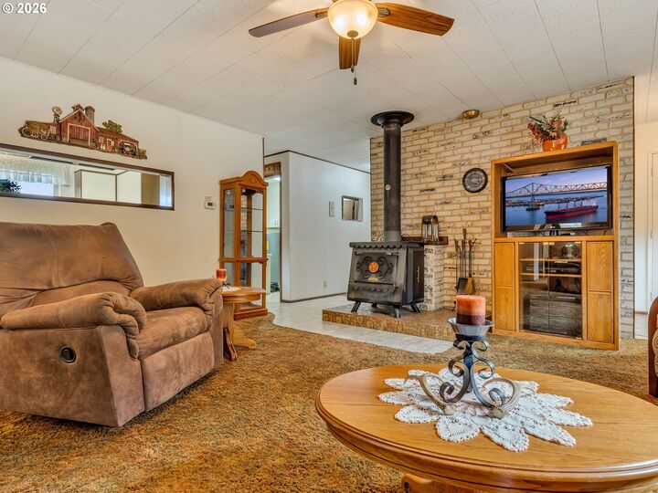 Property Photo:  43002 Hillcrest Loop  OR 97103 