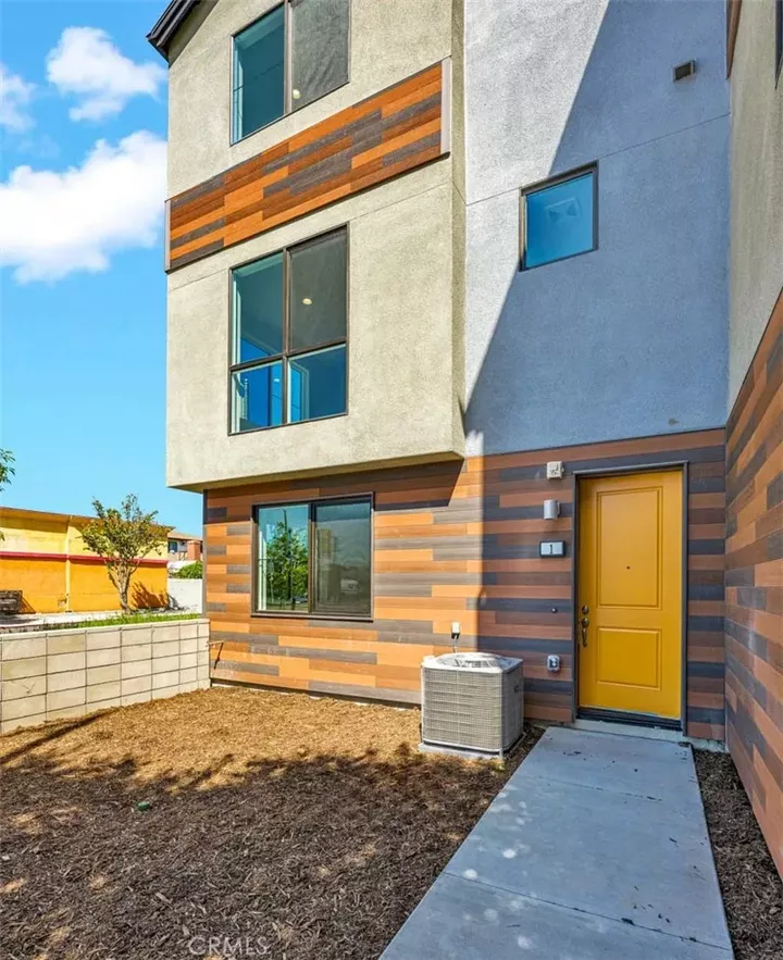 Property Photo:  5804 Linden Avenue 1  CA 90805 