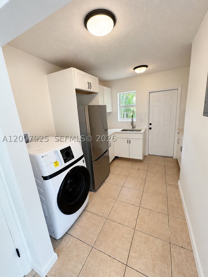 Property Photo:  1521 NW 5th Ave  FL 33311 