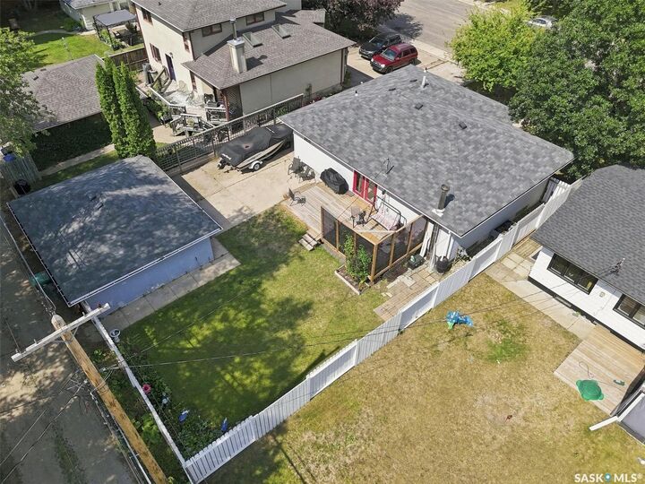 Property Photo:  416 Willow Street E  SK S7J 0C8 