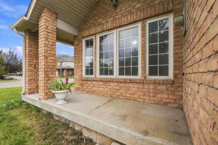Property Photo:  27 Pisa Drive  ON L8E 5C3 