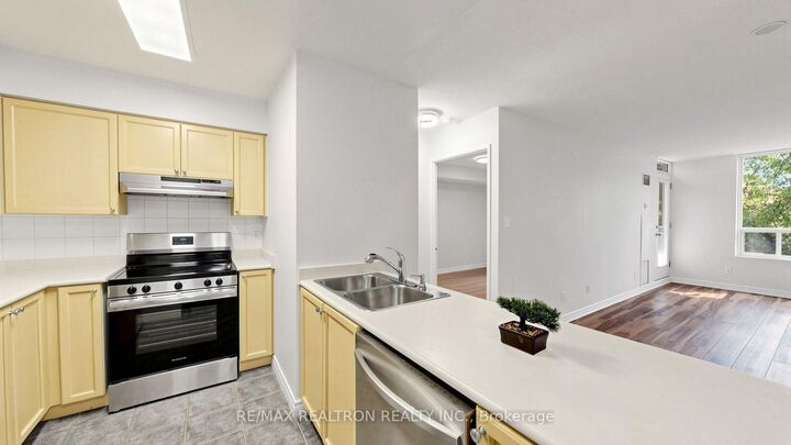 Property Photo:  28 Empress Avenue 207  ON M2N 6Z7 