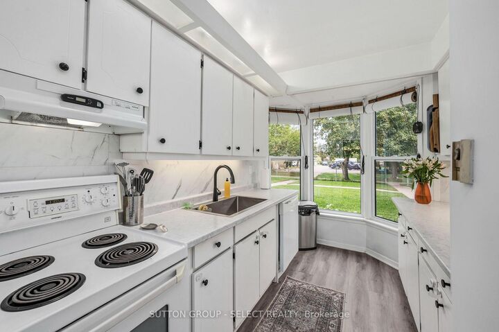 Property Photo:  44 Arbour Glen Crescent 30  ON N5Y 1Z9 