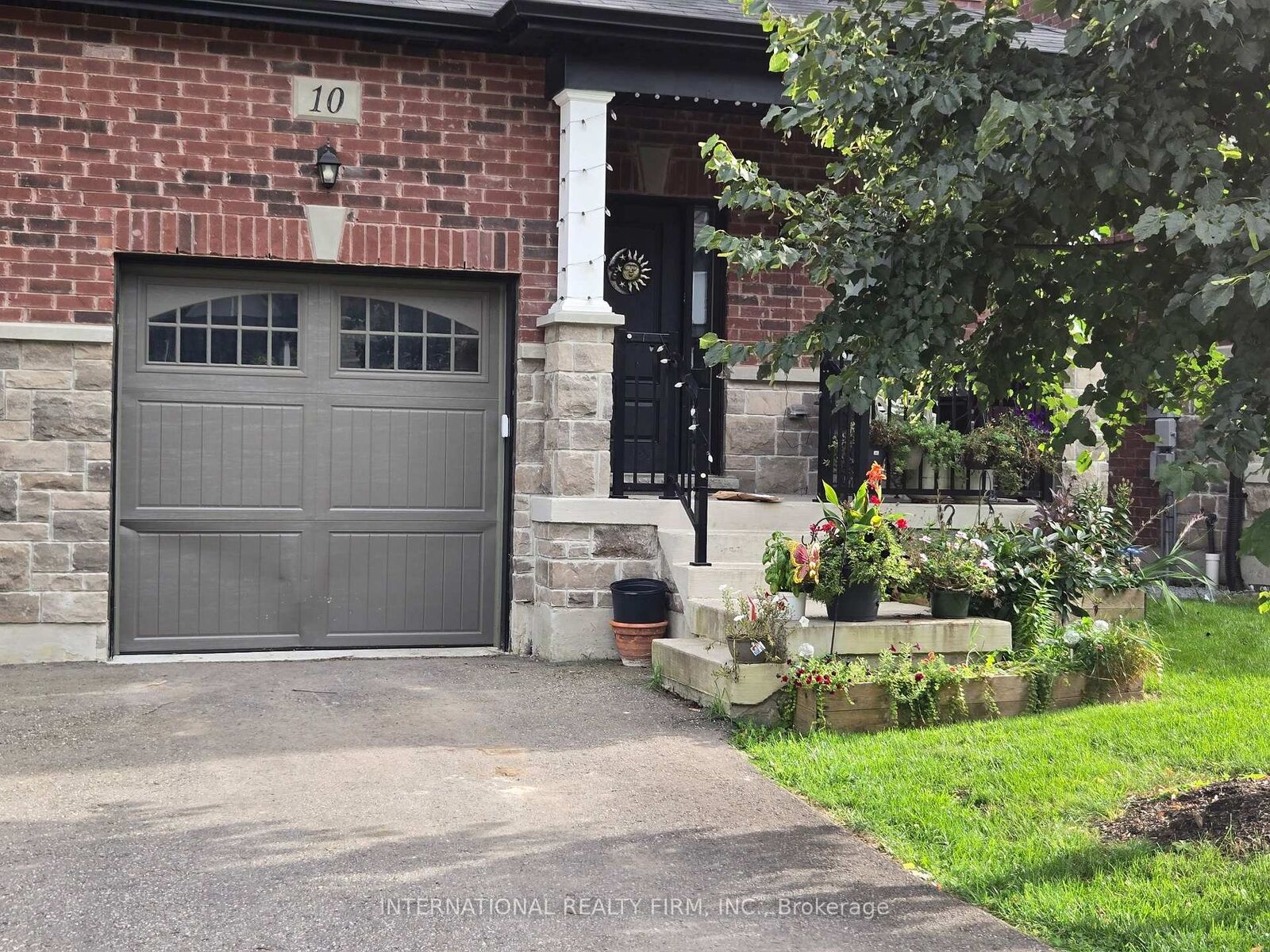 Property Photo:  10 Gord Matthews Way  ON L9P 0E9 