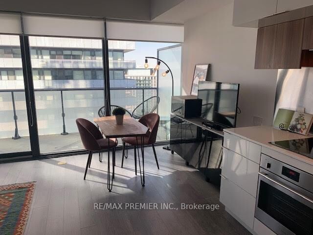 Property Photo:  185 Roehampton Avenue 3002  ON M4P 0C6 