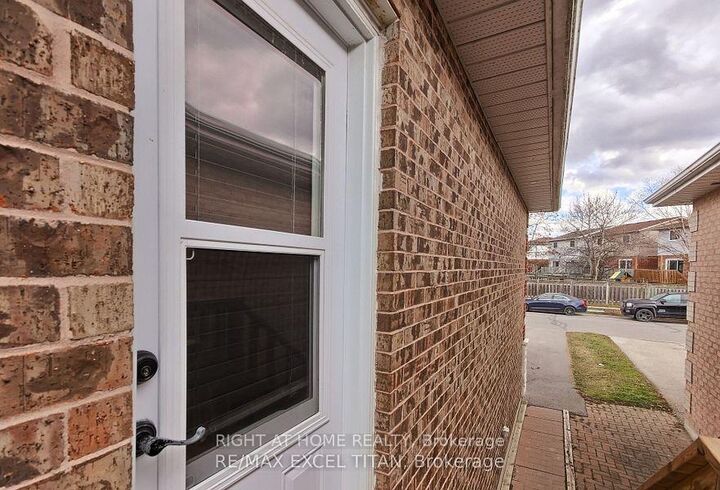 Property Photo:  6 Newlands Avenue Lower  ON L4P 3T3 