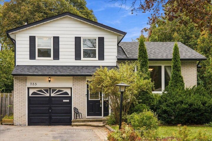 Property Photo:  735 Bermuda Avenue  ON L1J 6B1 