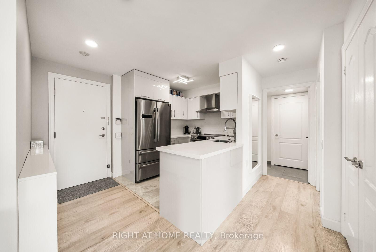 Property Photo:  21 Hillcrest Avenue 901  ON M2N 7K2 