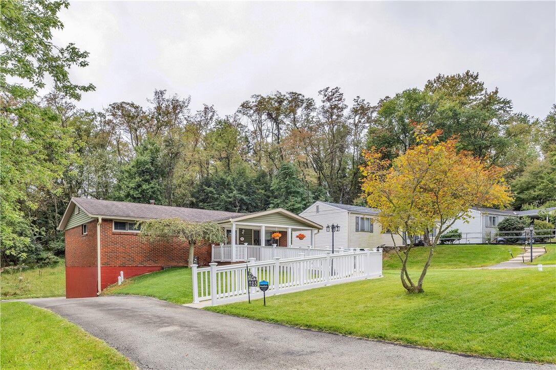 Property Photo:  725 Bilberry Rd  PA 15146 