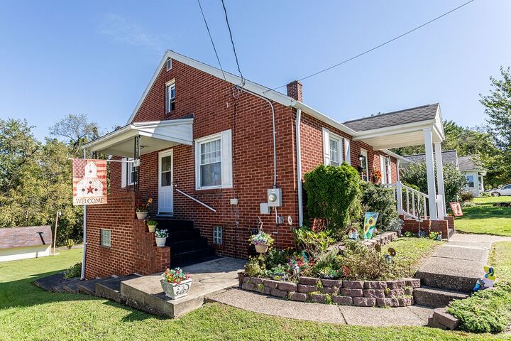 Property Photo:  930 Franklin Avenue  PA 15425 