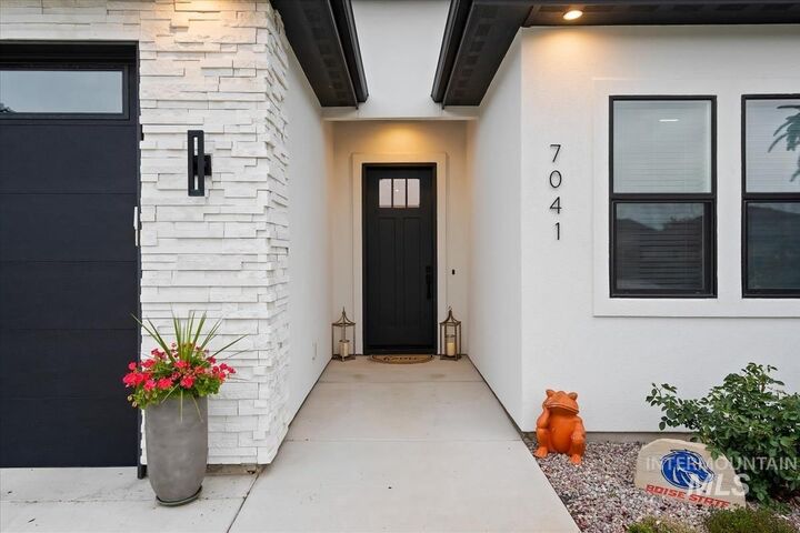 Property Photo:  7041 N Exeter Pl.  ID 83646 
