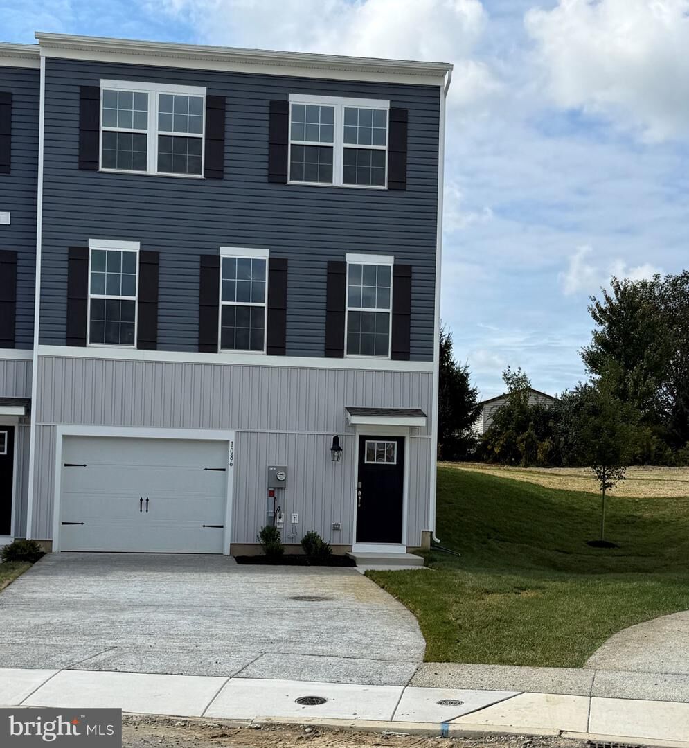 Property Photo:  1086 Meadowlark Drive  PA 18051 