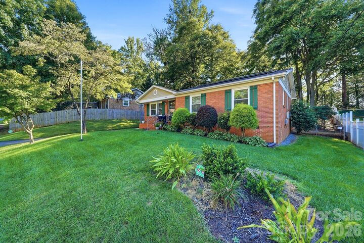 Property Photo:  1524 Lanewood Place  NC 28208 