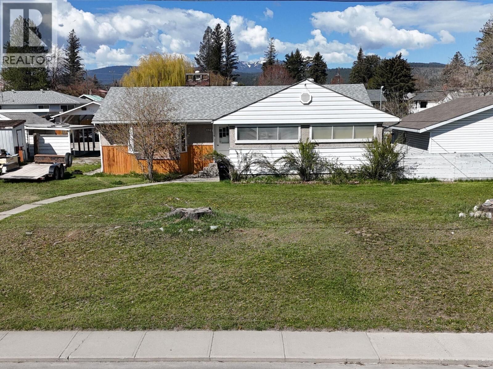 Property Photo:  325 14 Avenue South  BC V1C 2X5 