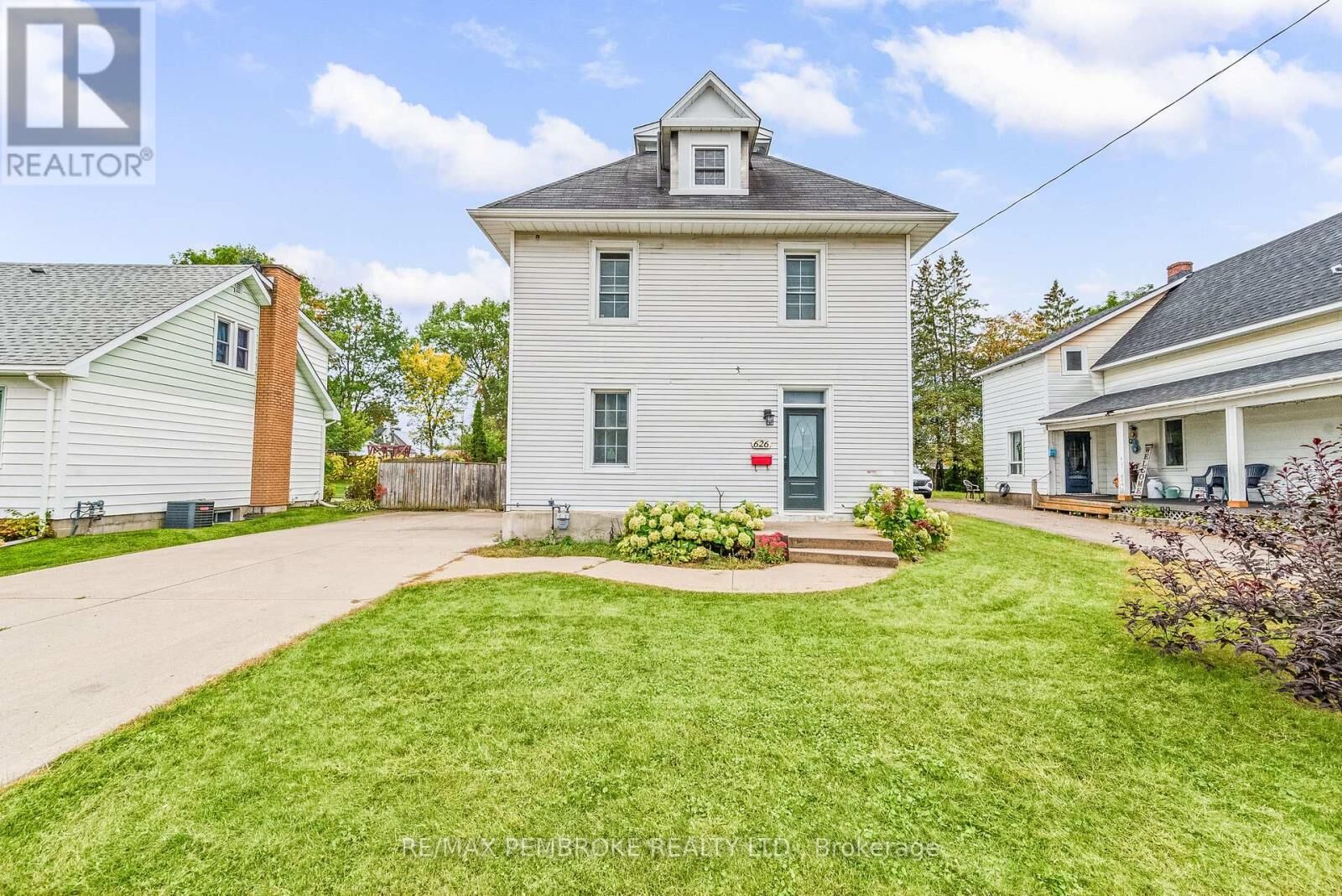 Property Photo:  626 Hamilton Street West  ON K8A 6P6 