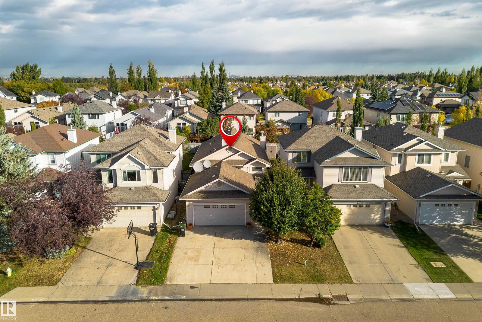 Property Photo:  812 Barnes Link SW  AB T6W 1E8 