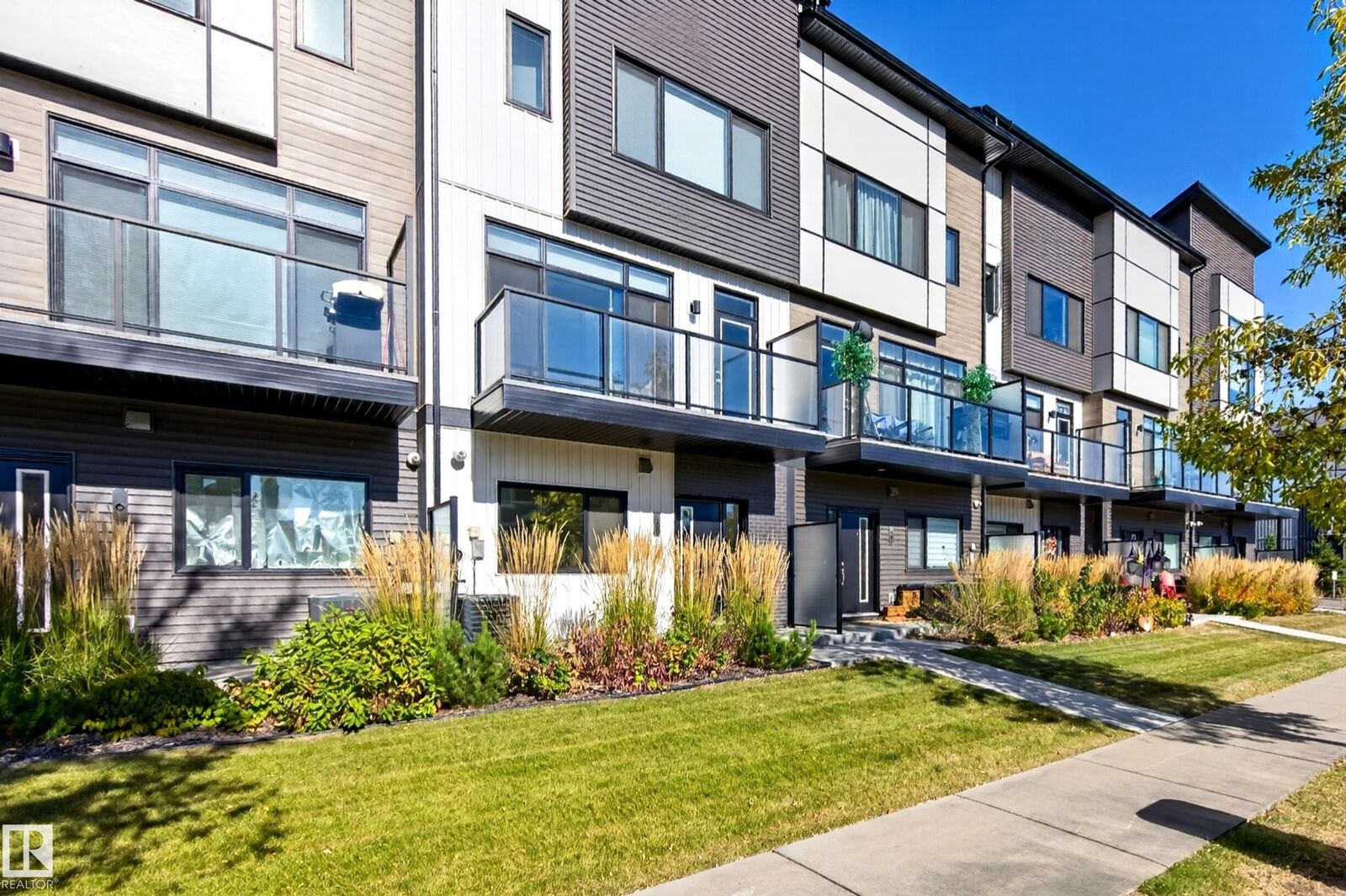 Property Photo:  50 Ebony Boulevard 8  AB T8H 2X4 