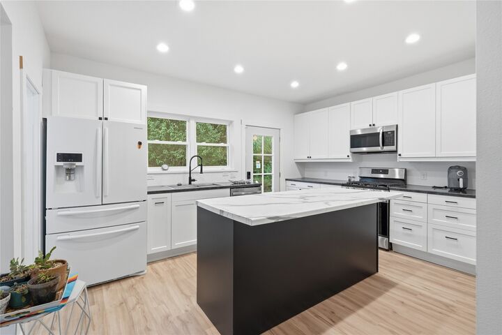 Property Photo: 704 Madison Street IA 50069