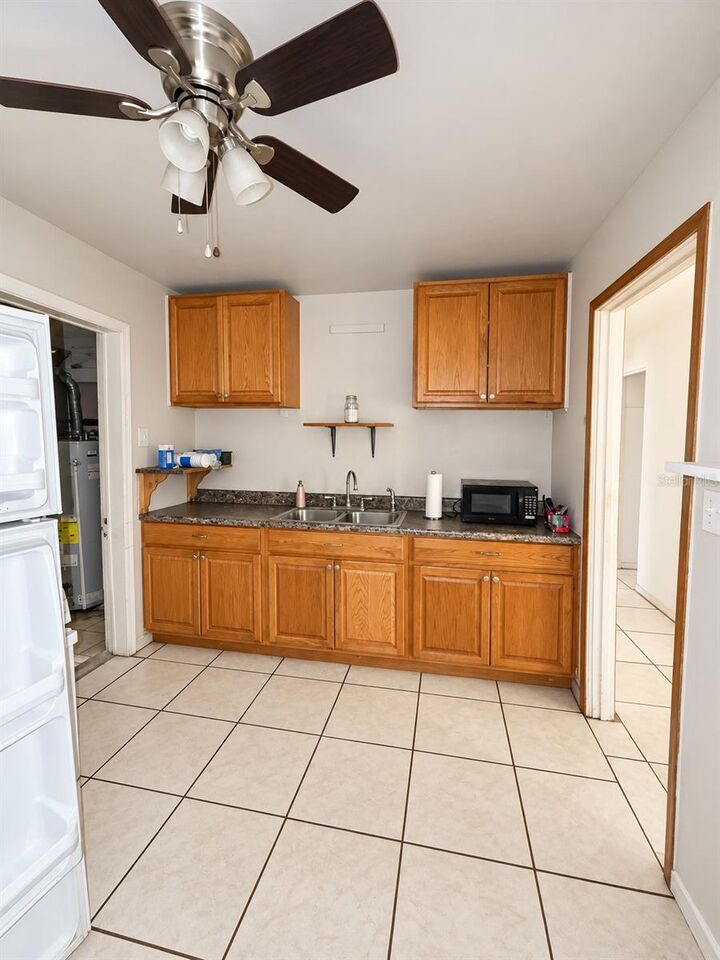 Property Photo:  907 NE 24th Street  FL 32641 