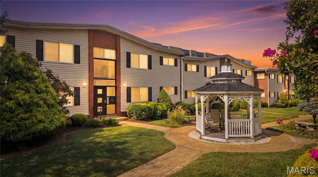 Property Photo:  109 E Washington Avenue 1N  MO 63122 