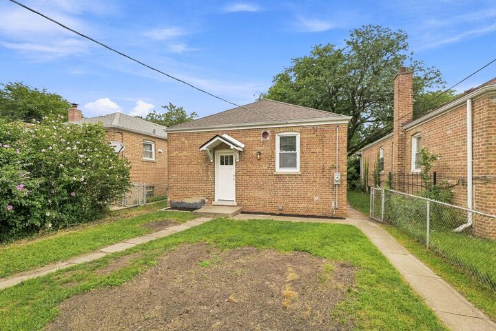 Property Photo:  8550 S Jeffery Boulevard  IL 60617 