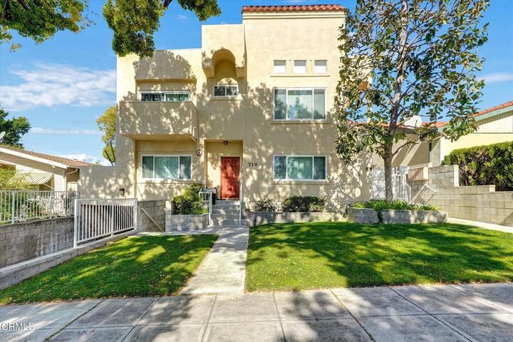 Property Photo: 719 E Tujunga D CA 91501