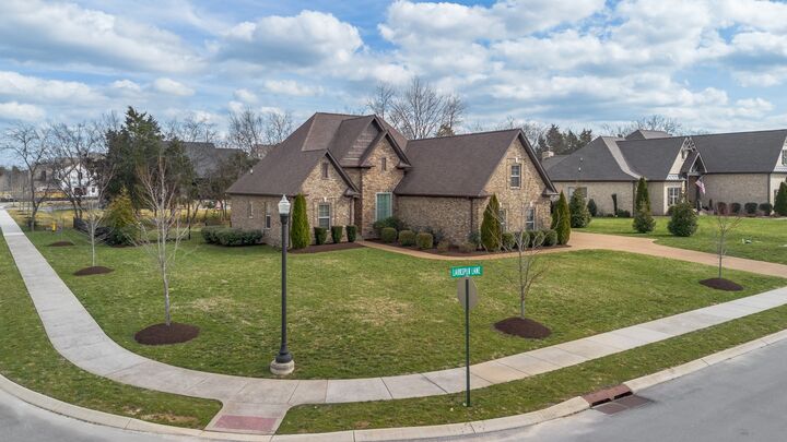 Property Photo:  901 Larkspur Ln  TN 37087 