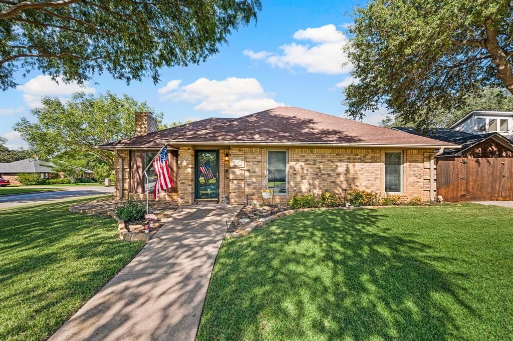 Property Photo: 1401 Sandpiper Street TX 76051