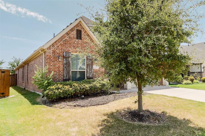 Property Photo:  624 Rawlins Lane  TX 76131 