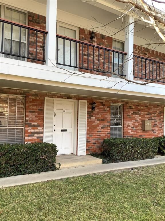 Property Photo: 903 Roaring Springs Road TX 76114
