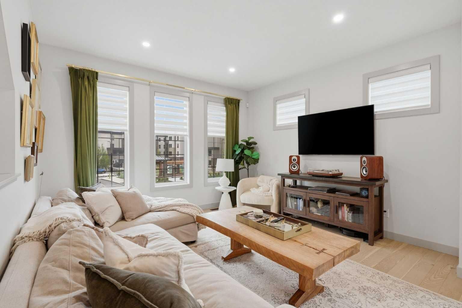 Property Photo:  85 Greenbriar Place NW  AB T3B 6J1 