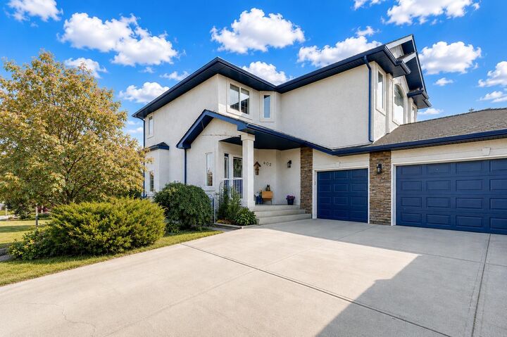 Property Photo:  402 Fairways Mews NW  AB T4B 2W9 