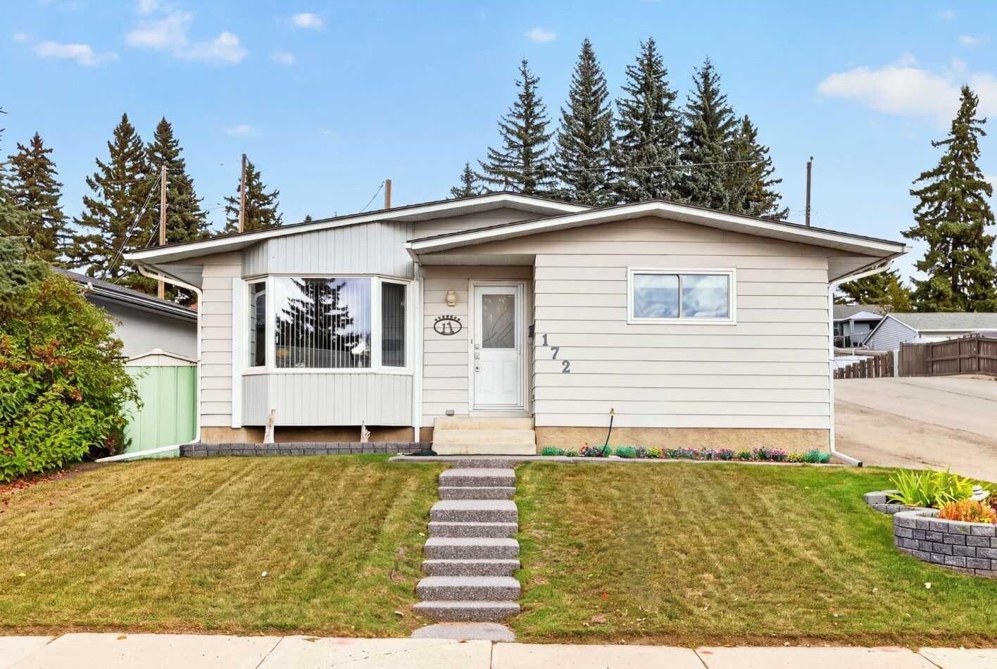 Property Photo:  172 Queensland Road SE  AB T2J 3S2 