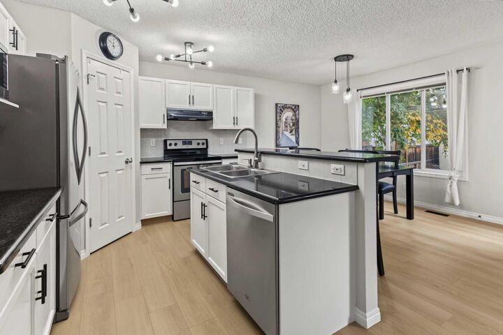 Property Photo:  16 Evansbrooke Rise NW  AB T3P 1C6 
