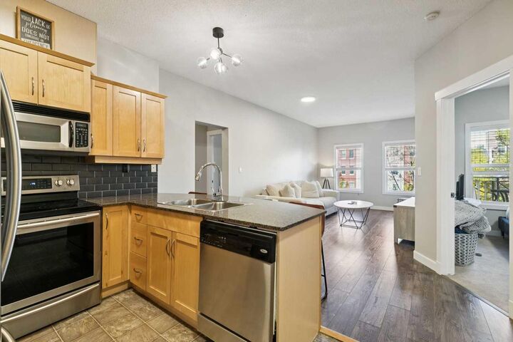 Property Photo:  5605 Henwood Street SW 3209  AB T3E 7R2 