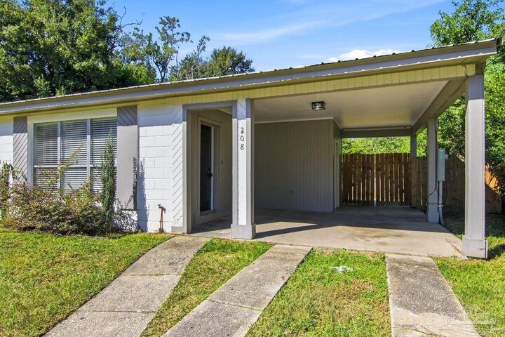Property Photo: 208 Topaz Ave FL 32505