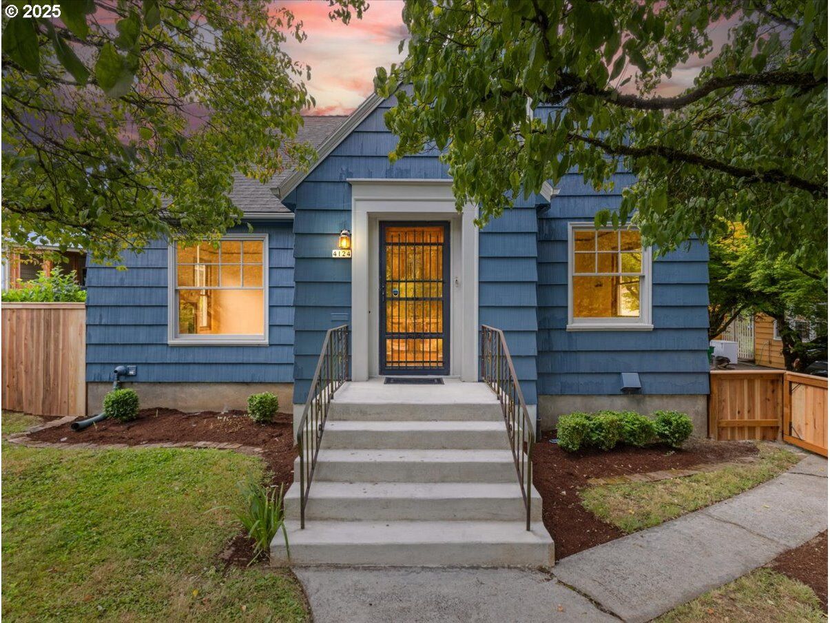 Property Photo:  4128 SE Franklin St  OR 97202 