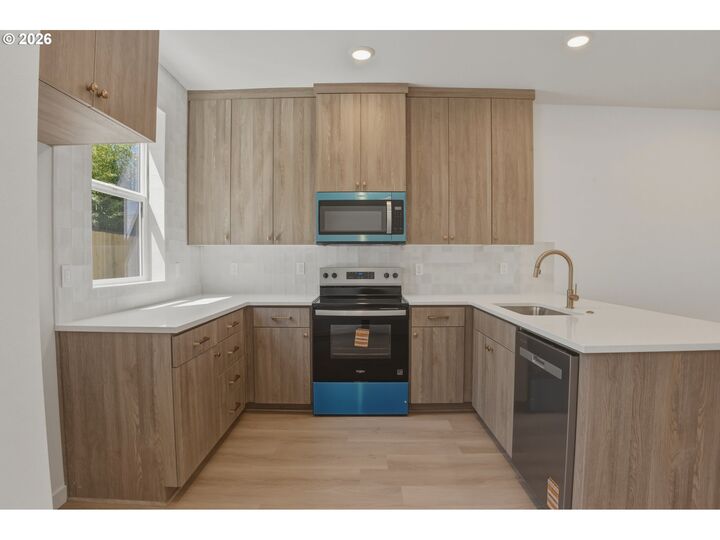 Property Photo: 6187 N Albina Ave 2 OR 97217