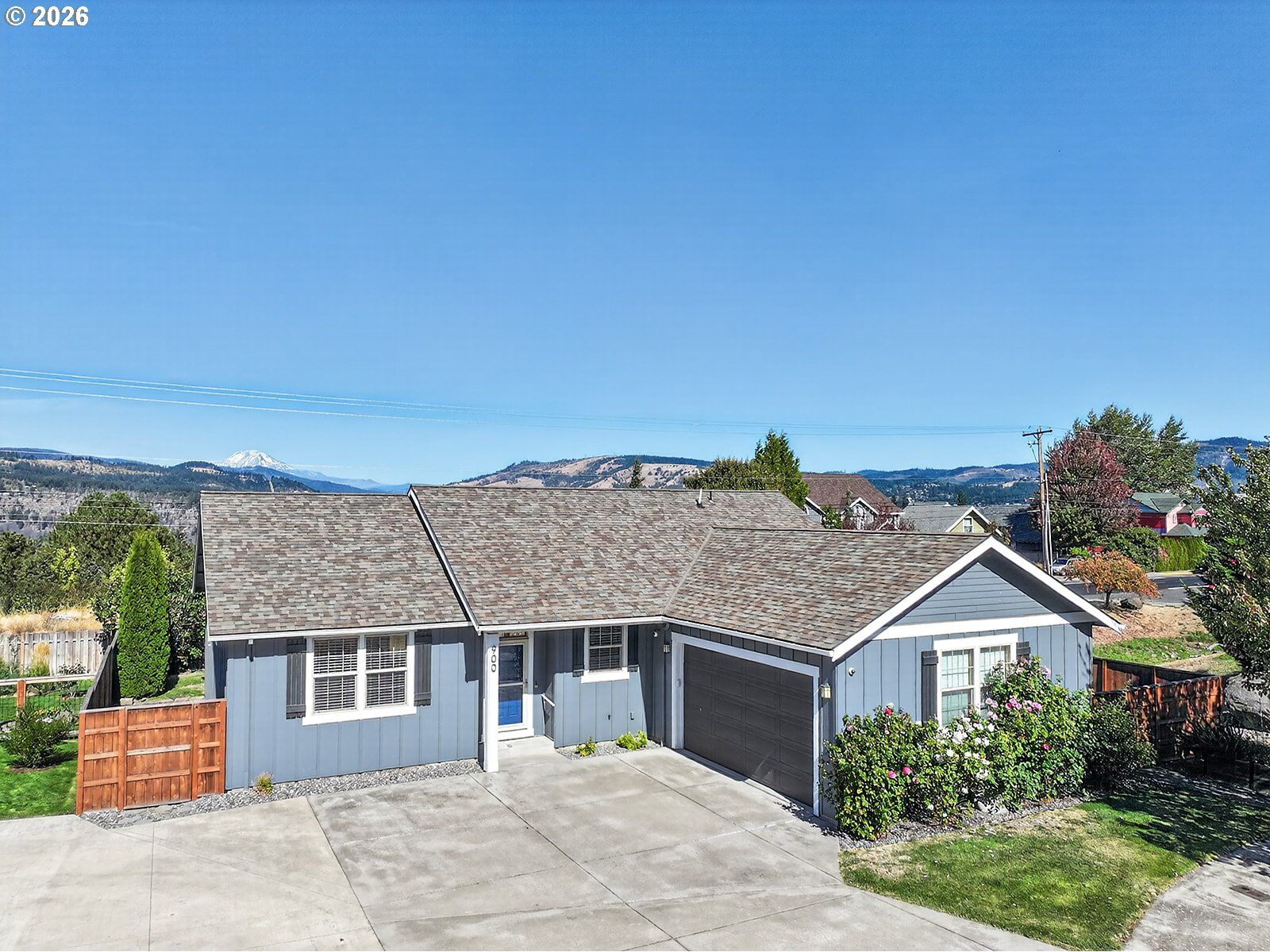 Property Photo: 900 Falcon Ct OR 97031
