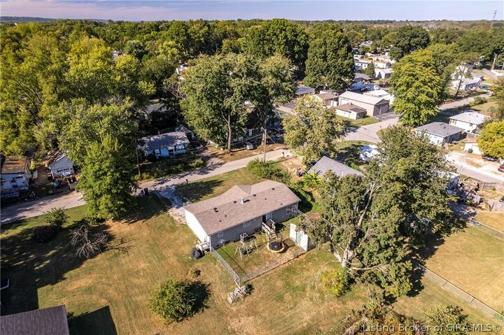 Property Photo:  1004 Brunswick Drive  IN 47130 