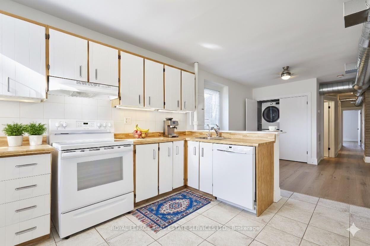 Property Photo:  927 Kingston Road 2nd Floor  ON M4E 1S6 