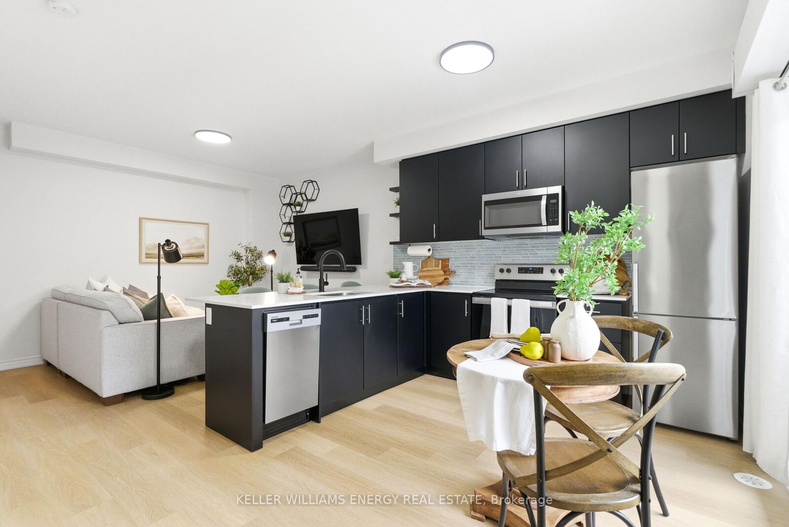 Property Photo:  475 Beresford Path 7  ON L1H 0B2 
