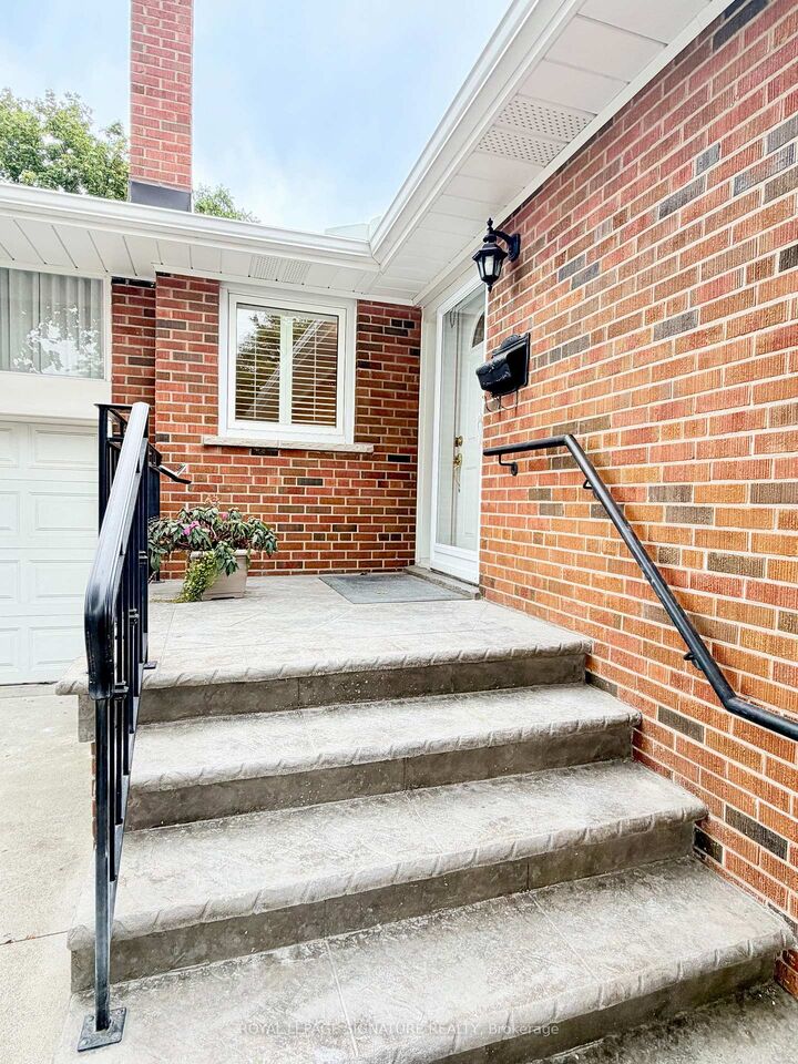 Property Photo:  3 Avery Avenue Main  ON M9C 1K1 