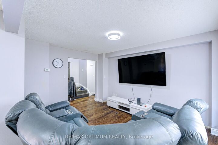 Property Photo:  5 Roehampton Crescent  ON L6Y 2R3 