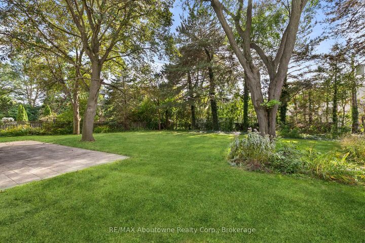 Property Photo:  24 Valloncliffe Road  ON L3T 2W8 