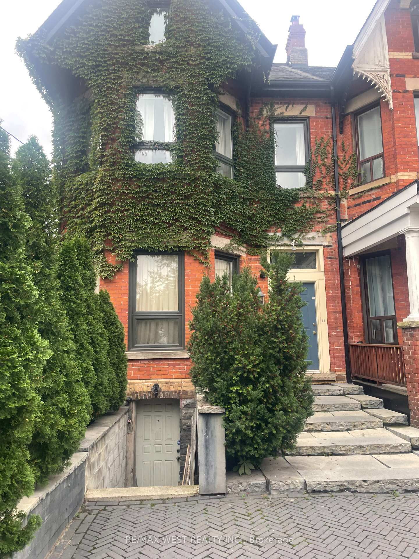 Property Photo:  13 Grange Avenue 202 Rear  ON M5T 1C6 
