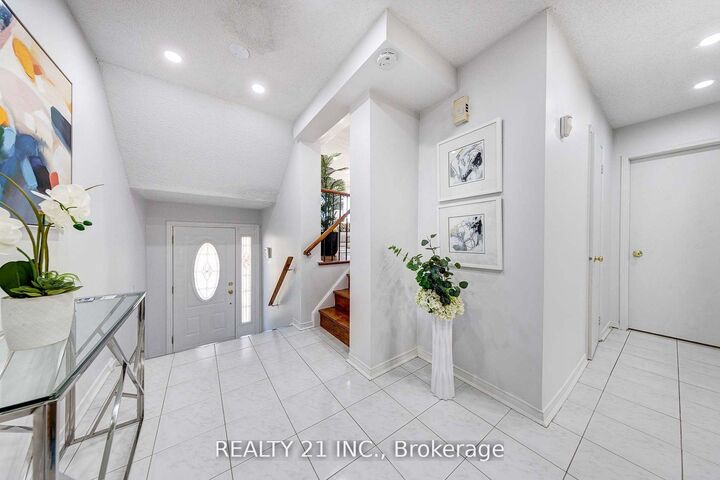 Property Photo:  130 Morningview Trail  ON M1B 5L2 