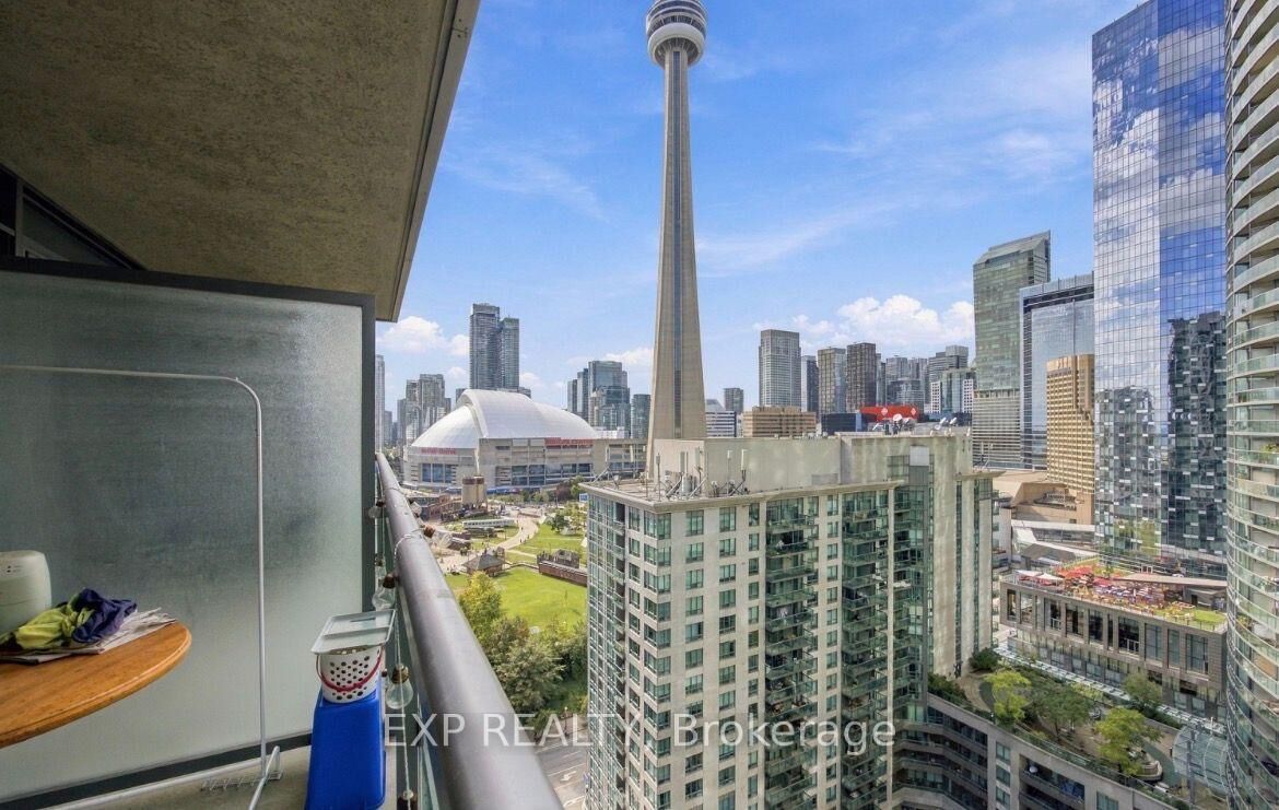 Photo de la propriété: 19 Grand Trunk Crescent 2305 ON M5J 3A3