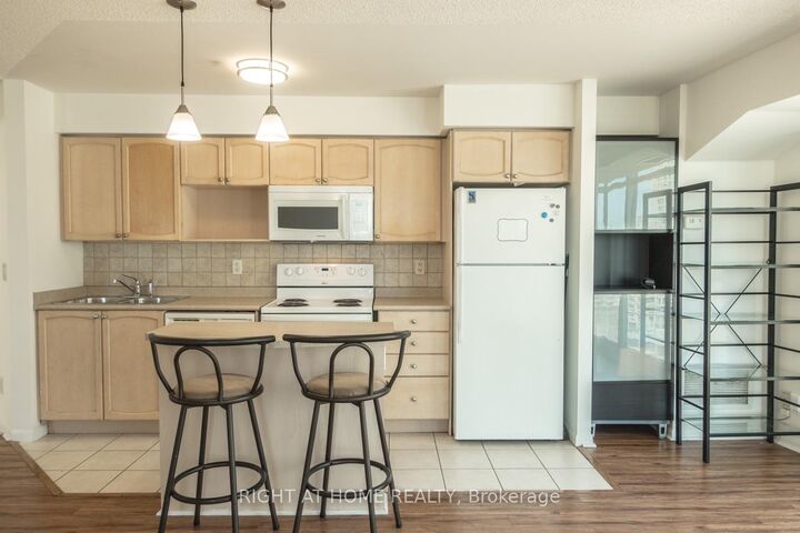 Property Photo:  18 Yonge Street 1405  ON M5E 1Z8 